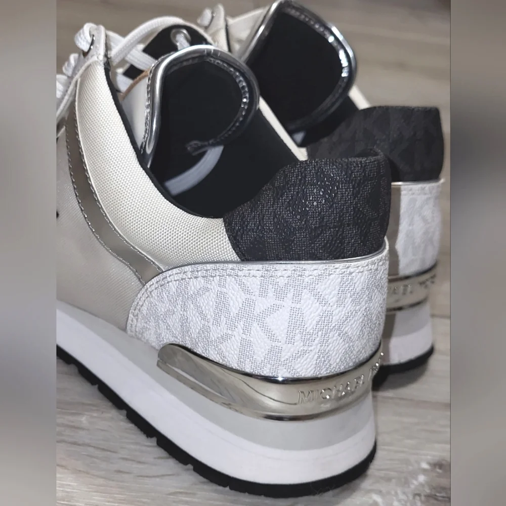 💋Michael Kors Maddy Two-Tone Logo Trainer (10) - Picture 10 of 12